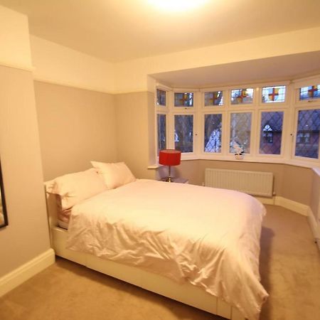 Oak Tree Villa Лондон Екстериор снимка
