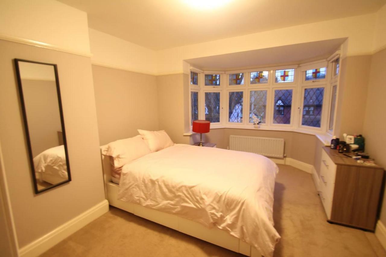 Oak Tree Villa Лондон Екстериор снимка