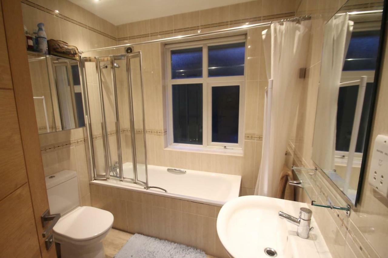 Oak Tree Villa Лондон Екстериор снимка