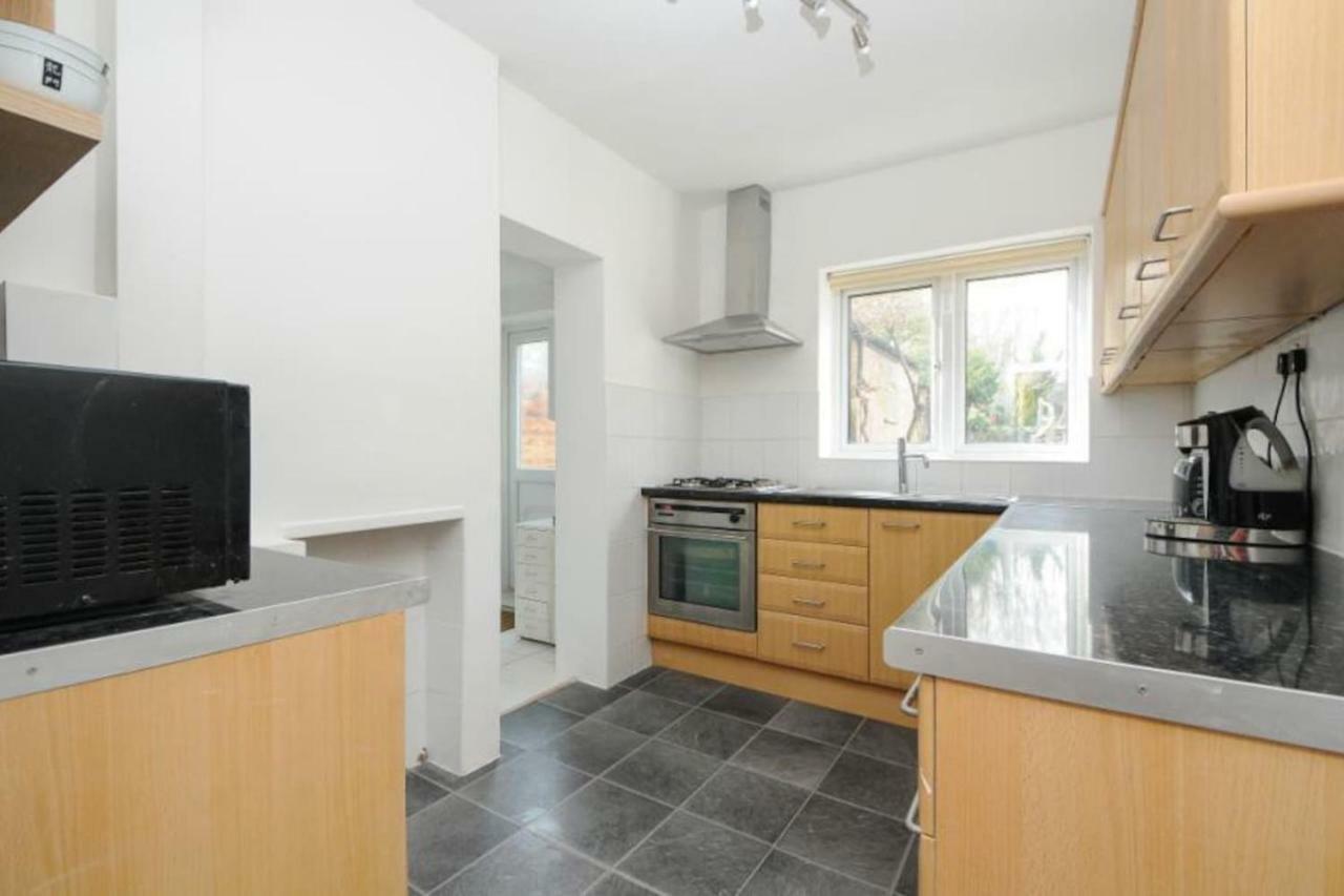 Oak Tree Villa Лондон Екстериор снимка