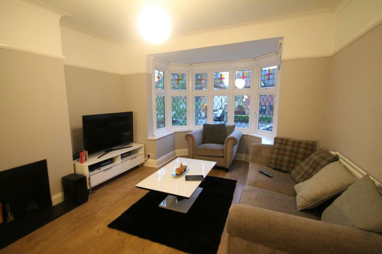 Oak Tree Villa Лондон Екстериор снимка