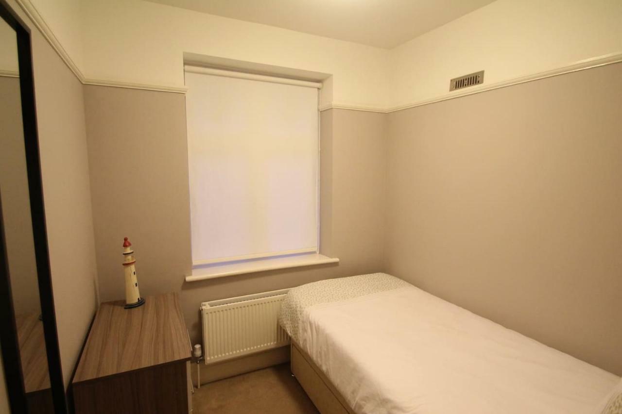 Oak Tree Villa Лондон Екстериор снимка